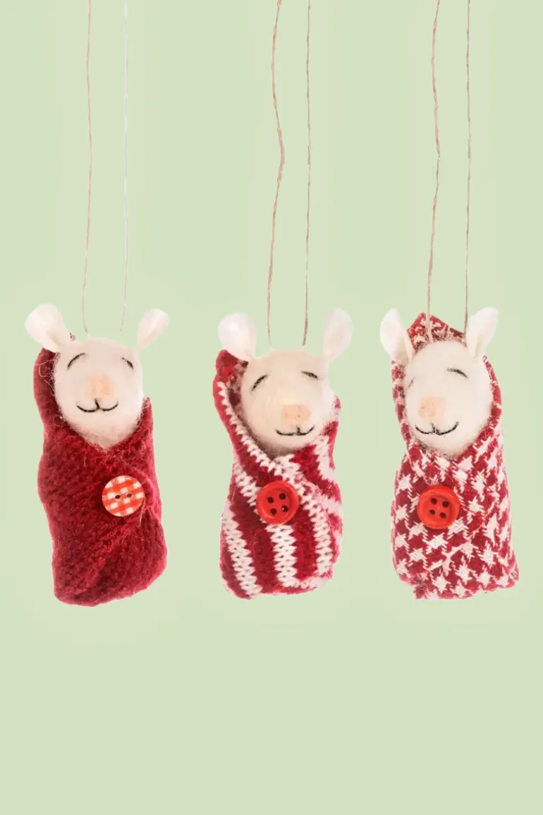 Kerstbal Baby Mice in Red Blankets Red